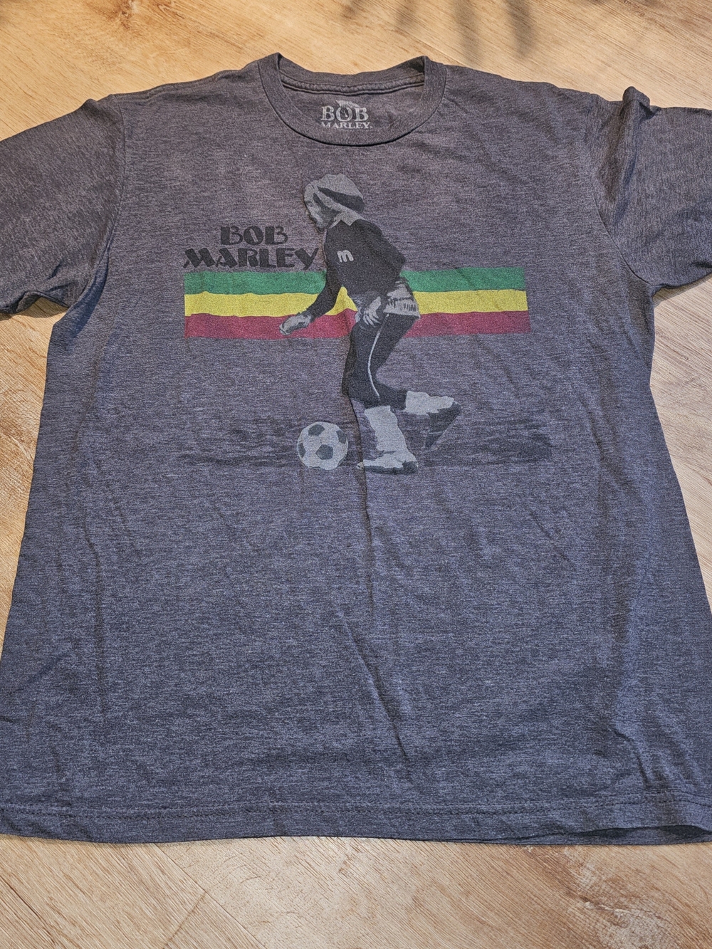 Bob Marley graphic t-shirt featuring print of him playing soccer mens large